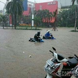 Penampakan Parahnya Banjir yang Mengepung Kelapa Gading