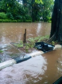 Dikepung Banjir, Cempaka Putih Macet Total