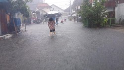 Banjir Selutut di Sepanjang Jalan Gunung Sahari, Pengendara Lewat Busway