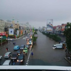 Banjir di Jl Yos Sudarso, Pemotor Pilih Masuk Tol Dalam Kota
