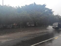 Banjir 40 Cm di Depan BNN, Jalan MT Haryono Tersendat