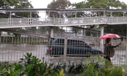 Jl Yos Sudarso Banjir, Susahnya Warga Terjebak 5 Jam di Tol Wiyoto Wiyono