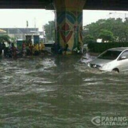 Terobos Banjir di Yos Sudarso, Mobil ini Terendam Hingga Kap Mesin