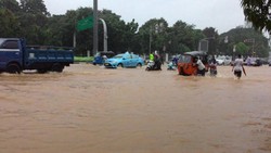 Banjir di Merdeka Barat, Satpol PP dan Polisi Bantu Dorong Kendaraan Mogok