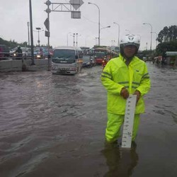 Banjir di Jl S Parman Grogol Membuat Lalin Macet Parah