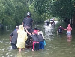 Banjir Merendam Kawasan Sunter, Sepeda Bebek Panen Rezeki