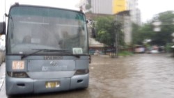 Bus TransJ Mogok di Tengah Banjir Jalan Gunung Sahari
