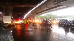Beginilah Kacaunya Lalin Cempaka Putih Akibat Kepungan Banjir