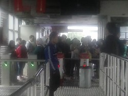Banjir Bikin TransJ Lumpuh, Penumpang Telantar di Halte Harmoni