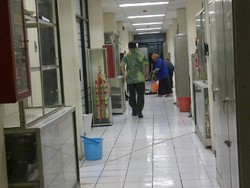 Balai Kota DKI Sempat Kebanjiran, PNS Bersih-bersih