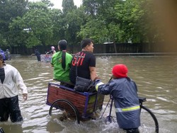 Jalan S Parman Banjir, Jasa Gerobak Depan Mal Citraland Raup Ratusan Ribu