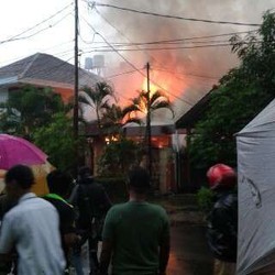 Di Tengah Hujan, 1 Rumah di Cilandak Barat Terbakar