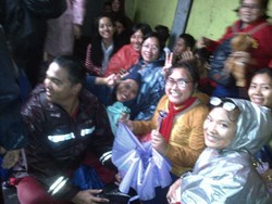 Sopir Truk Kontainer yang Baik Hati Angkut Para Guru Korban Banjir