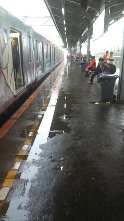 Rel di Stasiun Sudirman Kebanjiran, KRL Tak Bisa Melintas