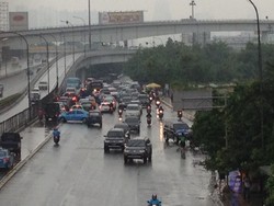 Banjir, Lalu Lintas di Depan Mal Taman Anggrek Kacau Balau