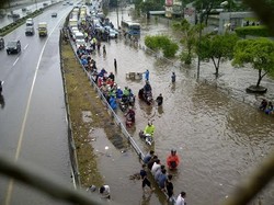 Banjir Masih Menggenang di Depan Citraland dan Kampus Trisakti, Lalin Lumpuh