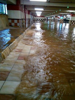 Banjir di Depan Mal Taman Anggrek, Air Meluber Hingga Parkiran Gedung
