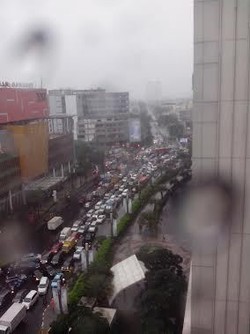 Jalanan di Pluit Tergenang, Bus TransJ Hampir 2 Jam Tak Bergerak