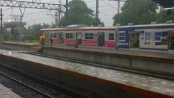 Rel Terendam 5 Cm, CommuterLine Bogor-Jatinegara Hanya Sampai Stasiun Duri
