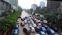 Terendam Banjir, Perempatan Sarinah Berubah Jadi Seperti Kolam