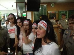 Perempuan Cantik Ikut Demo di Sidang Praperadilan Komjen Budi Gunawan