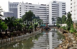 Lima Rumah Ambruk Akibat Proyek Normalisasi Kali Ciliwung Tak Tuntas