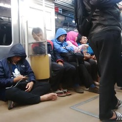 Commuter Line Tujuan Bogor Tertahan Menjelang Stasiun UI