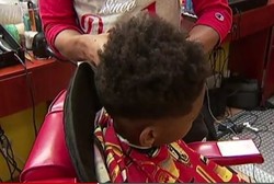 Atasi Anak Bandel, Ayah Ini Cukur Rambut Anaknya dengan Model Jadul