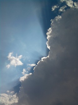 Aku Melindungi Dari Sinarnya