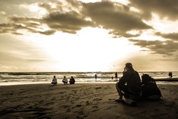 menikmati senja di pantai seseh