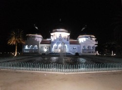 Pesona Masjid Raya Baiturrahman Aceh di Malam Hari