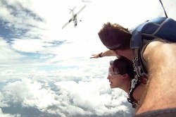 Terjun Payung, Traveler Ini Nyaris Terpotong Baling-Baling Pesawat