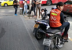 Bukan FTV, Tukang Ojek Ganteng Ini Ada di Thailand