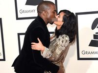 Ciuman, Kanye West Remas Bokong Kim Kardashian di Grammy 2015