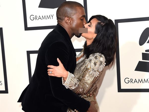 Ciuman, Kanye West Remas Bokong Kim Kardashian di Grammy 2015