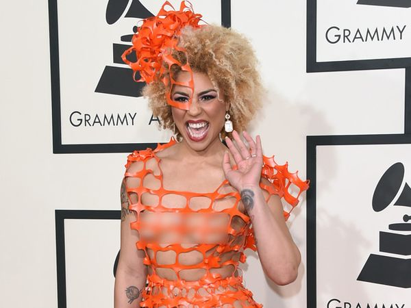 Penyanyi Ini Nyaris Tak Berbusana di Grammy 2015