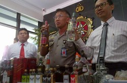 Punya Pengetahuan Soal Farmasi, Wanita ini Malah Racik Miras Palsu