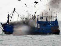 Kapal Ilegal KM Laut Natuna 28 Ditenggelamkan