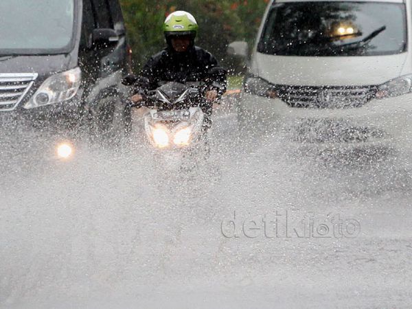 Jalan Asia-Afrika Terendam