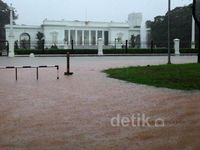 Jalan di Depan Istana Banjir