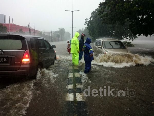 Air Danau Sunter Selatan Meluap ke Jalan