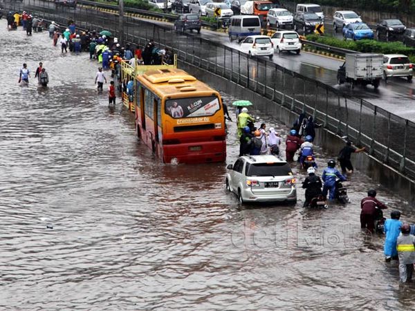 Banjir di Jl S Parman Belum Surut