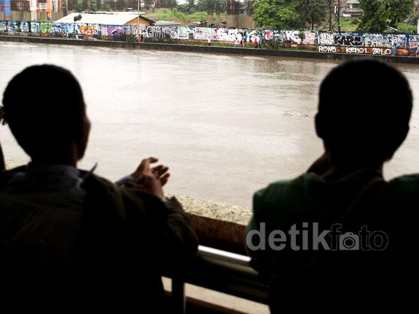 Debit Air Kanal Banjir Barat Terus Naik