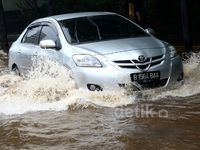 Menerobos Banjir di Jalan Thamrin