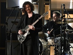 Hozier Gandeng Annie Lennox di Panggung Pertama Grammy Awards