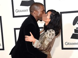 Kanye West Cium Mesra Kim Kardashian di Karpet Merah Grammy 2015