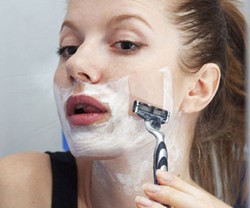 Cukur Bulu Wajah Seperti Pria Buat Wanita Awet Muda, Benarkah?