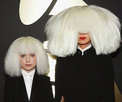 Penyanyi Sia Datang ke Grammy Awards dengan Rambut Raksasa