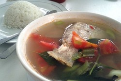 Hangatkan Badan Siang Ini dengan Sup Ikan Gurih Berkuah Bening