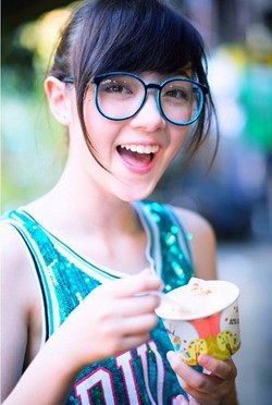 Bisa 5 Bahasa & Piawai Bernyanyi, ABG Cantik Hebohkan YouTube